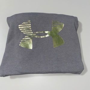 dark grey under armour shirt